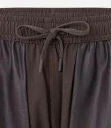 Bermuda deportiva gris con cintura elástica, cordón de ajuste, bolsillos con cremallera, recorte lateral con agujeritos y abertura en el bajo.