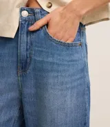 Pantalón mom comfort de cintura alta confeccionado en jeans color celeste, con trabillas en la cintura, cierre tradicional y bolsillos.