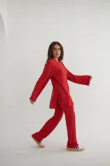 Conjunto verde oliva de punto morley, compuesto por un buzo de corte holgado con mangas largas y aberturas laterales, y un pantalón palazzo de tiro alto.