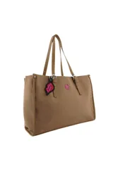Cartera tipo tote color beige con doble asa de hombro, logo circular de la marca en el centro y llavero colgante con forma de labios.