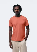 Camiseta azul de manga corta, corte slim y cuello redondo.
