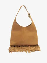 Bolso tipo cubo negro de cuero gamuzado con flecos largos en la parte inferior y asa de hombro ajustable.