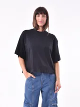 Remera negra de corte holgado y mangas cortas.