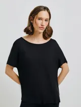 Remera blanca de corte holgado y mangas cortas.
