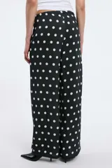 Pantalón de viscosa con estampado animal print.