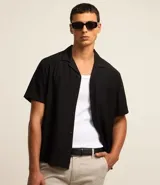 Camisa de hombre color verde claro, corte slim, de manga corta y cuello inglés. Confeccionada en viscosa texturizada.