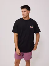 Short de baño color lila con cordón ajustable en la cintura y parche con logo de la marca en la pierna.