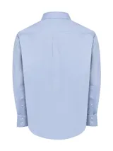 Camisa celeste de vestir, de corte regular, con cuello abotonado, bolsillo en el pecho con logo bordado y tecnología Travel 360º.
