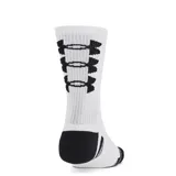 Medias deportivas Under Armour blancas con detalles en negro.