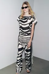 Top de Zara Woman Collection, con estampado abstracto en blanco y negro, cuello barco, mangas caídas y bajo ajustable con lazadas.