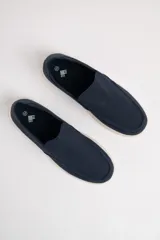 Mocasines náuticos azules de tela con suela blanca de goma.