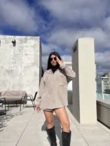 Camisa beige super oversize con efecto nevado.