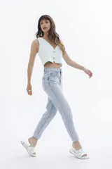 Pantalón de jean celeste de corte recto.