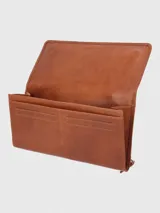 Billetera de cuero color marrón con cierre de cremallera superior y broche imantado.