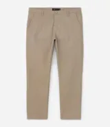 Pantalón de vestir color gris claro, de corte slim fit y largo cropped.