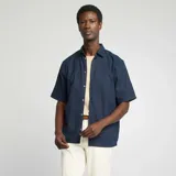 Camisa de manga corta azul de corte estándar confeccionada en mezcla de lino.