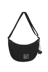 Bandolera negra con correa ajustable y parche con texto en el frente. Incluye llavero de cuerda con dije de corazón.