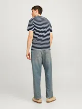 Camiseta de manga corta Jack & Jones Essentials, con cuello redondo y corte regular. Diseño a rayas horizontales azul marino y blanco.
