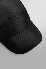 Gorra deportiva color verde lima confeccionada en tejido técnico perforado, con visera y ajuste elástico en la parte posterior.