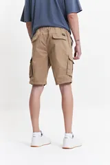 Bermuda cargo color beige con cintura elastizada, bolsillos cargo laterales y pasacinto. Confeccionada en algodón y spandex.
