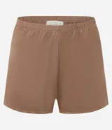 Conjunto de pijama color marrón, compuesto por un top de breteles finos con detalle de encaje en el escote y un short con cintura elástica.