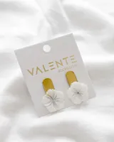 Caravanas con diseño de flor en nácar blanco y detallado con perla en el centro, con base dorada.
