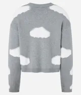 Suéter gris de punto con estampa de nubes blancas, cuello redondo y mangas largas.