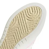 Championes Adidas Court 24 de mujer, color blanco con detalles en rosa y gris. Presentan las tres tiras características de la marca en los laterales, capellada de cuero sintético y mediasuela Cloudfoam para mayor comodidad.