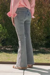 Jean semi oxford celeste con cortes a la altura de las rodillas.