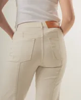 Pantalón de jean azul oscuro, de corte recto y tiro alto, con bolsillos delanteros y traseros. Presenta costuras verticales en el frente.