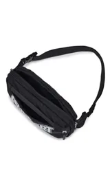 Riñonera JanSport negra con logo blanco estampado en el frente.