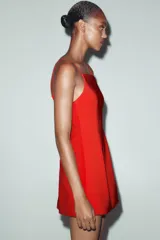 Vestido corto rojo de escote cuadrado con tirantes finos ajustables, detalle de pliegues en delantero y espalda, forro interior y cierre en espalda con cremallera oculta en costura.
