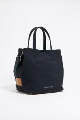 Bolso de mano Bimba y Lola modelo Chihuahua L, color marrón, con doble asa de mano y asa bandolera de tejido. Cierre con botón de presión, logo metálico y acabados plateados.