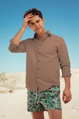 Camisa azul marino de lino con manga larga y botones de coco natural.