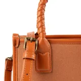 Cartera chica color habano, confeccionada en PU. Tiene acceso con cierre, un bolsillo interno con cierre, un bolsillo interno abierto y un bolsillo externo con cierre. Cuenta con asas fijas con diseño trenzado y correa regulable.