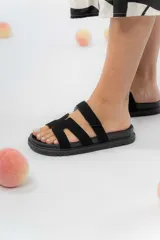 Sandalias planas color tostado, con doble tira ancha y diseño calado. Ajuste con abrojo.