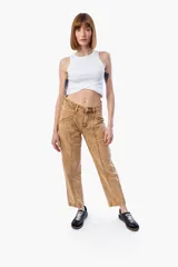 Pantalón jean color marrón claro, de corte recto y tiro medio.