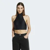 Top negro de Adidas con cuello alto y espalda descubierta.