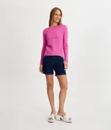 Blusa de punto rosa con textura acanalada, cuello redondo y mangas largas.