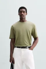 Camiseta blanca de algodón interlock con elasticidad, corte recto, cuello redondo y mangas cortas.