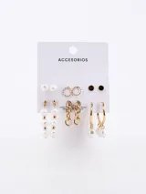 Set de seis pares de aros dorados con diferentes diseños: aros tipo botón con perlas, aros tipo botón negros, aros pequeños con textura trenzada, aros colgantes con perlas, aros tipo argolla con perlas colgantes y aros colgantes de cadena.