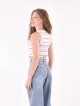 Musculosa de rayas negras y blancas, con corte cropped y detalles de botones en los costados.
