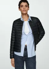 Campera puffer color verde oliva con cierre frontal y cuello alto.