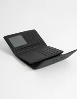Billetera rectangular de cuerina color negro con solapa y broche metálico.