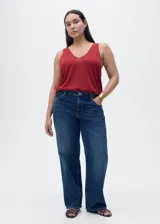 Top sin mangas color ladrillo, de tejido de punto fino con tirantes anchos y cuello de pico.