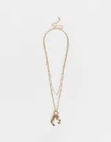 Collar corto dorado de doble cadena, una de eslabones grandes y otra con perlas. Incluye dijes colgantes de bota de cowboy con strass, rosa esmaltada y corona.