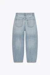 Pantalón de jean celeste de corte amplio, con tiro medio, cinco bolsillos y costuras torcidas.