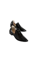 Botín negro de cuero charol brillante, sin cordones, con escote curvado, punta afilada y tacón mini bloque de 4.5 cm.