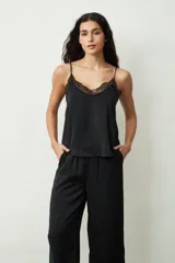 Blusa negra con breteles finos y encaje en el escote.