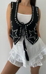 Short blanco de algodón con volados y detalles de encaje.